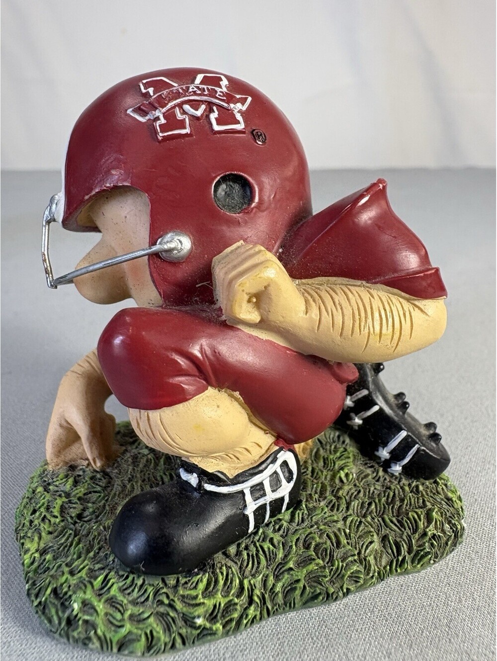 VTG Mississippi State Bulldogs Pee Wee Lineman Football Figurine Tailgaters 2.5”